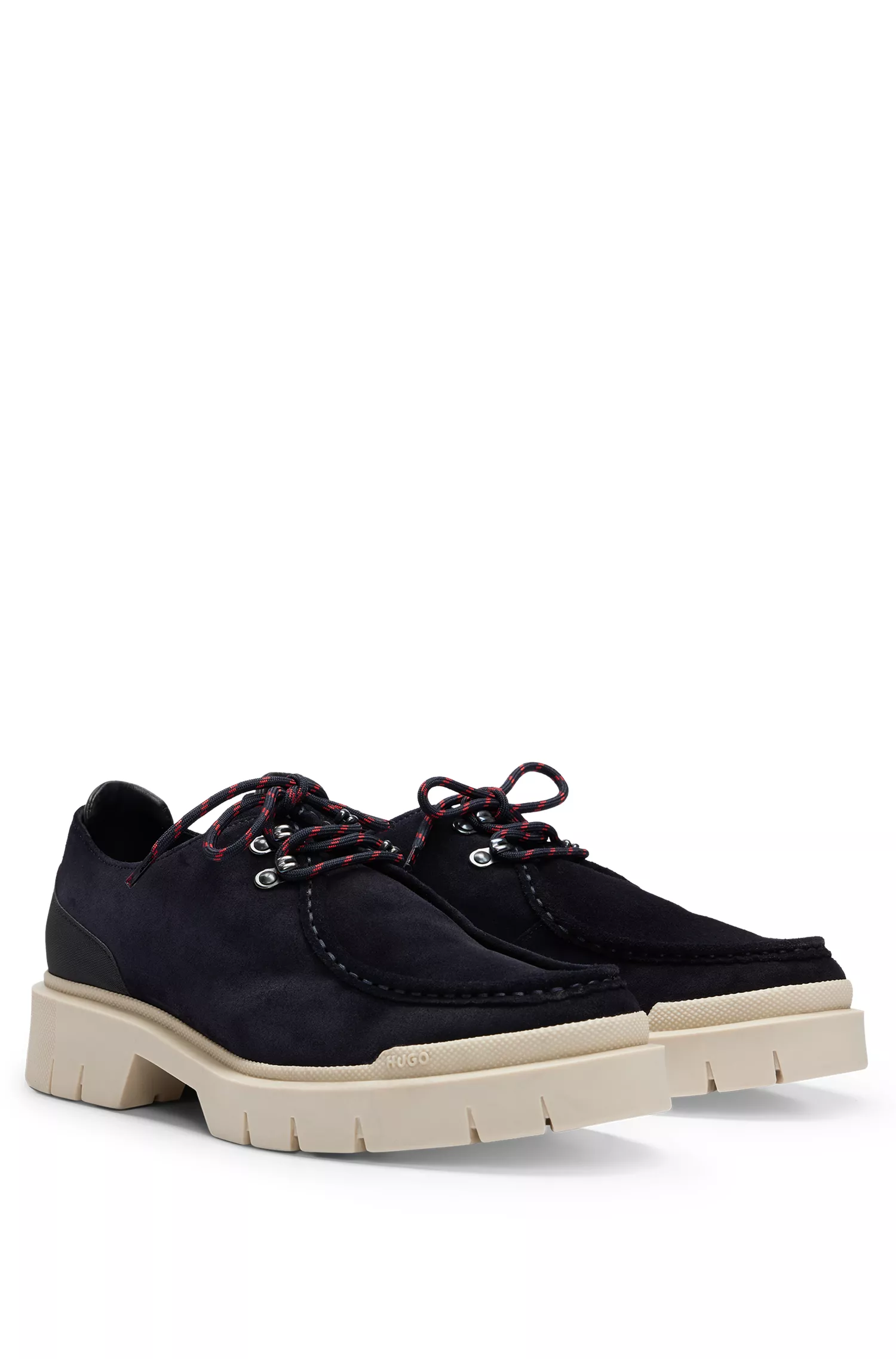 Sapatos Derby HUGO em camurça vermelha com sola de borracha robusta.