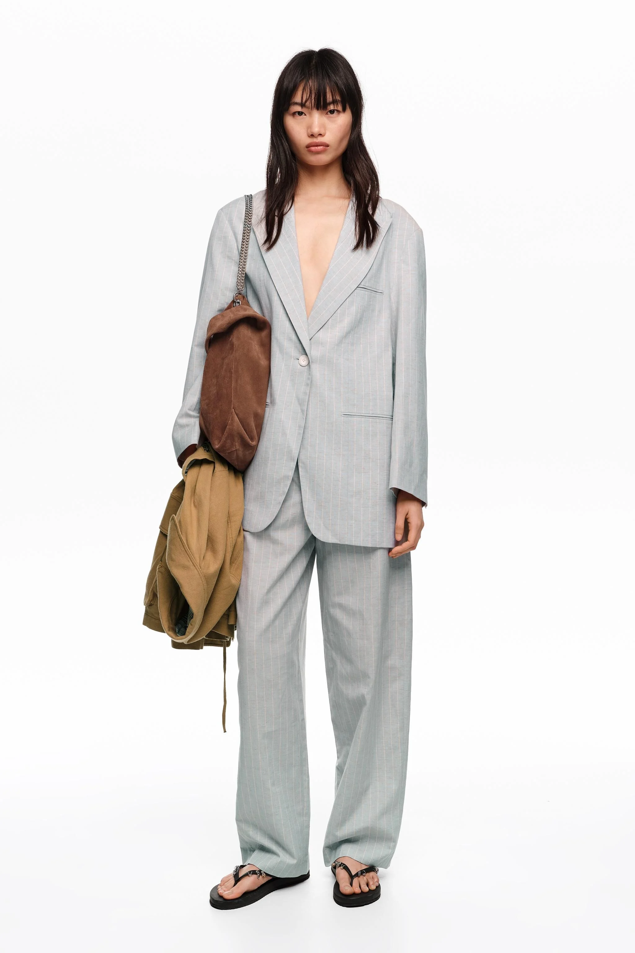 Blazer oversized cinza claro com listras.