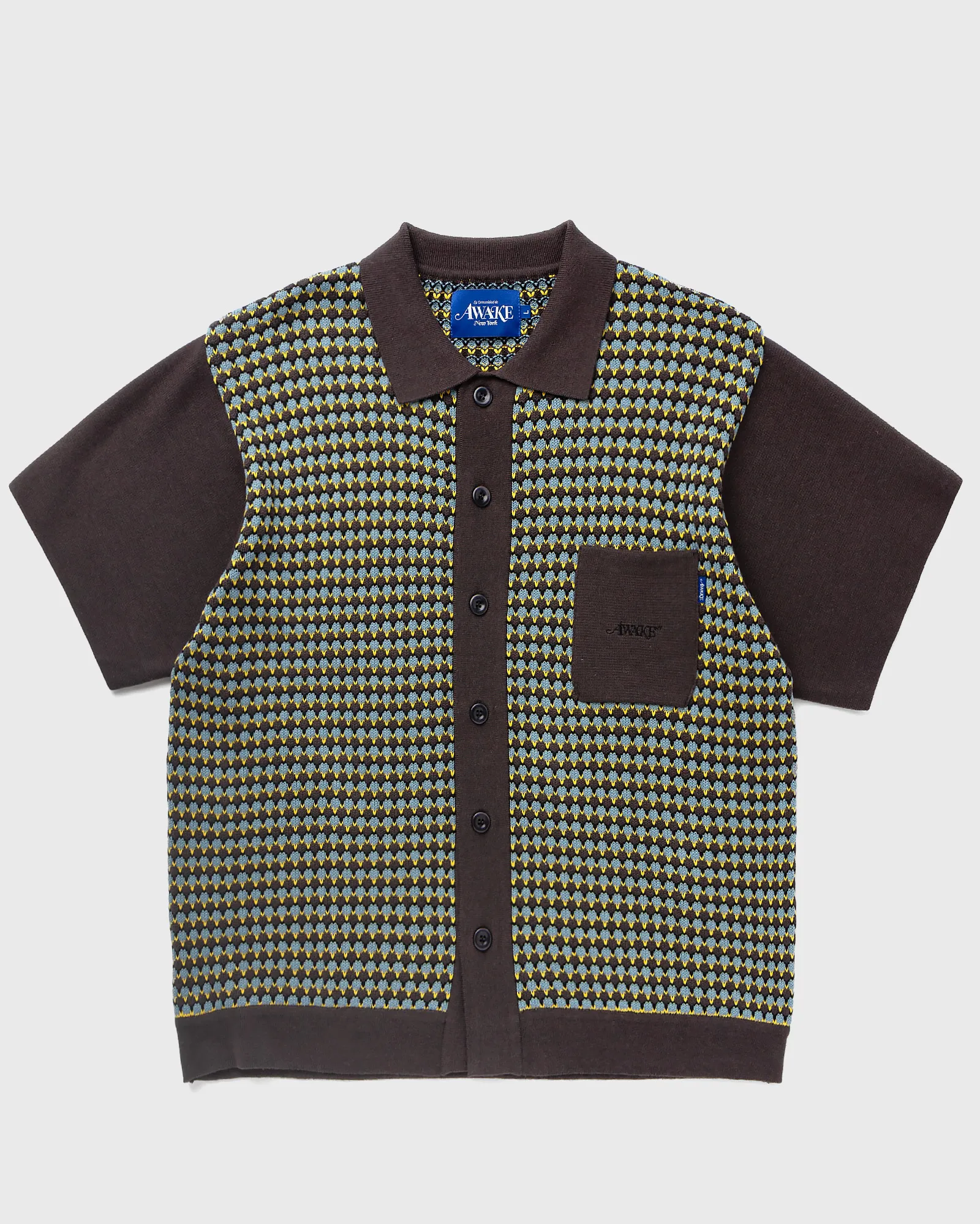 Camisa de tricô e crochê de manga curta com botões.