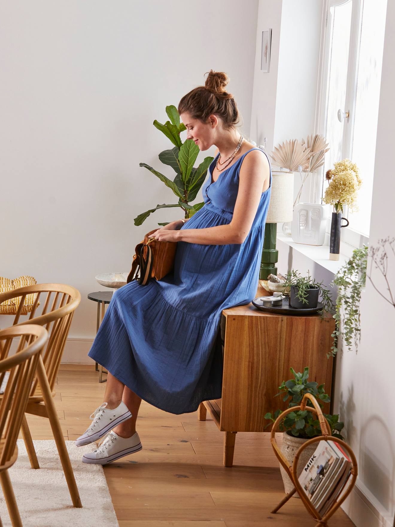 Vestido liso azul claro em chiffon de algodão com alças finas, ideal para gestantes e lactantes.