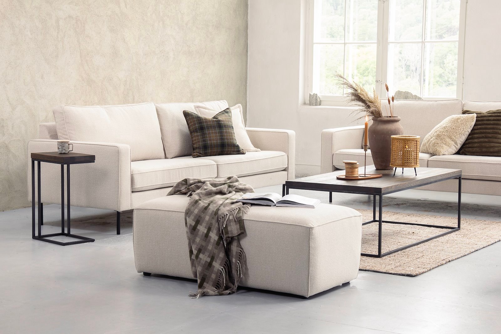Westin sofa 3-seter. I bouclétekstil Honor A3R1 Beige med sorte ben.