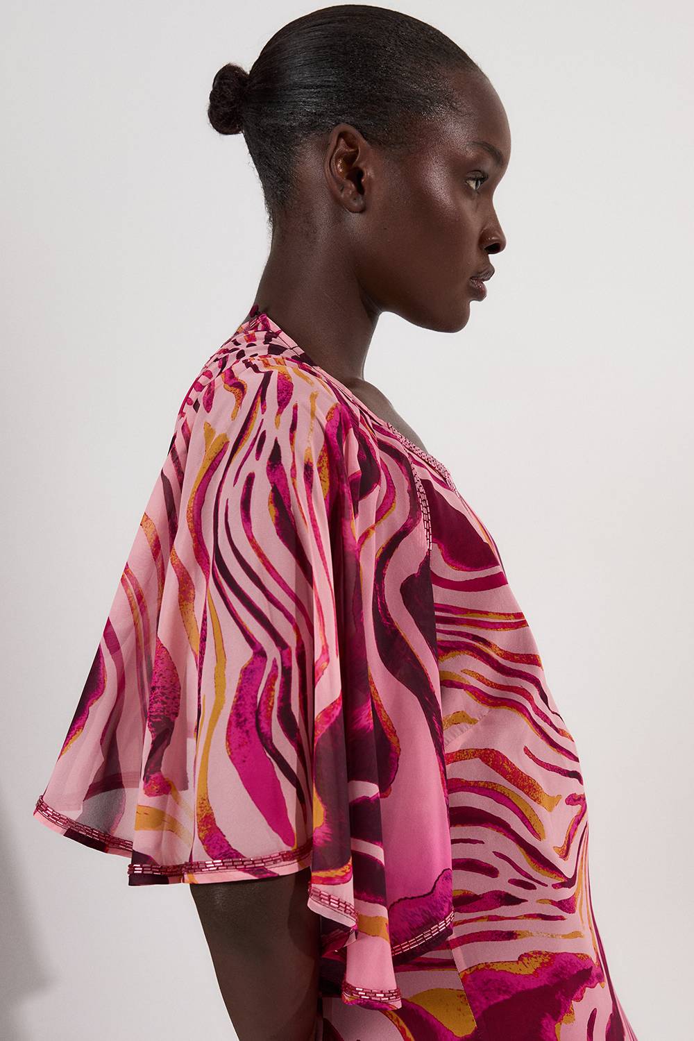 KarenMillen Robe Maxi Longue en Georgette à Imprimé Animal avec Manches Courtes et Ornements