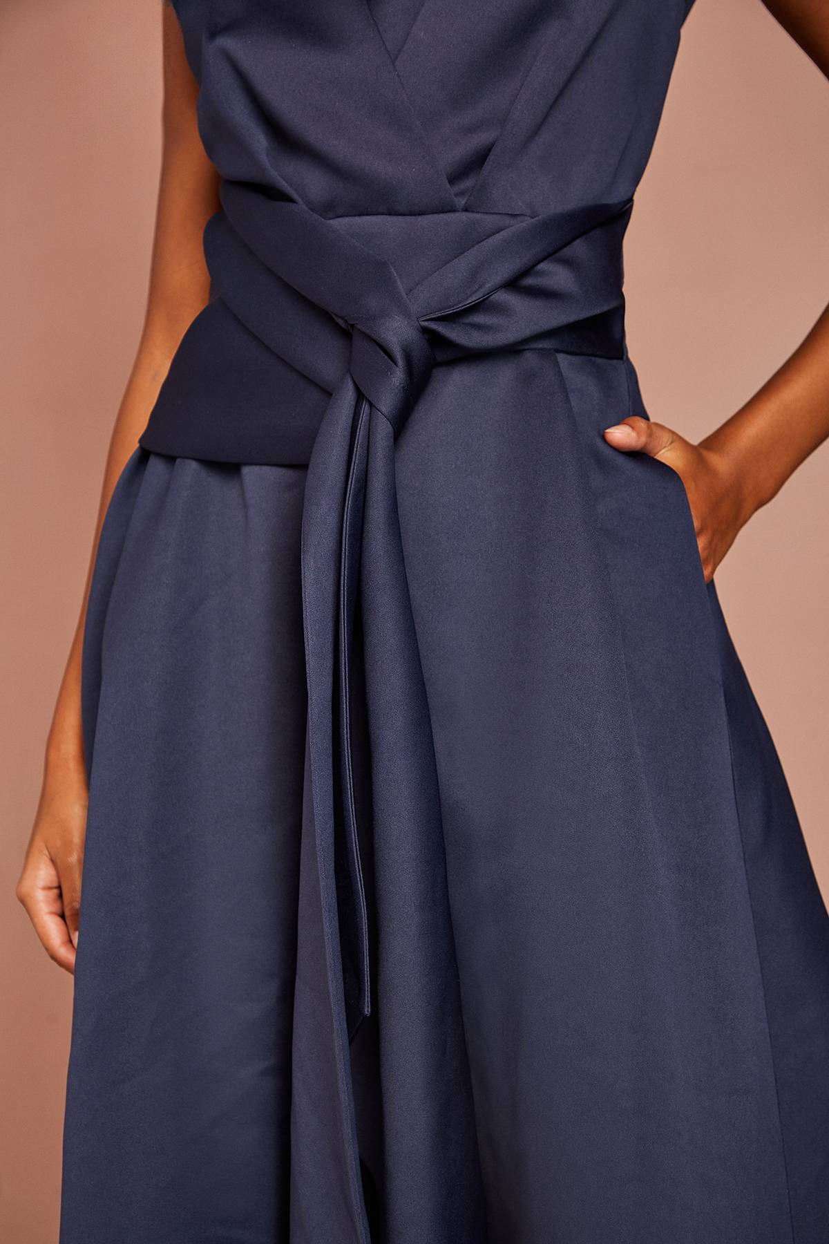 Coast Robe Midi Sans Manches À Col V Avec Détail Cache-cœur Petite Taille