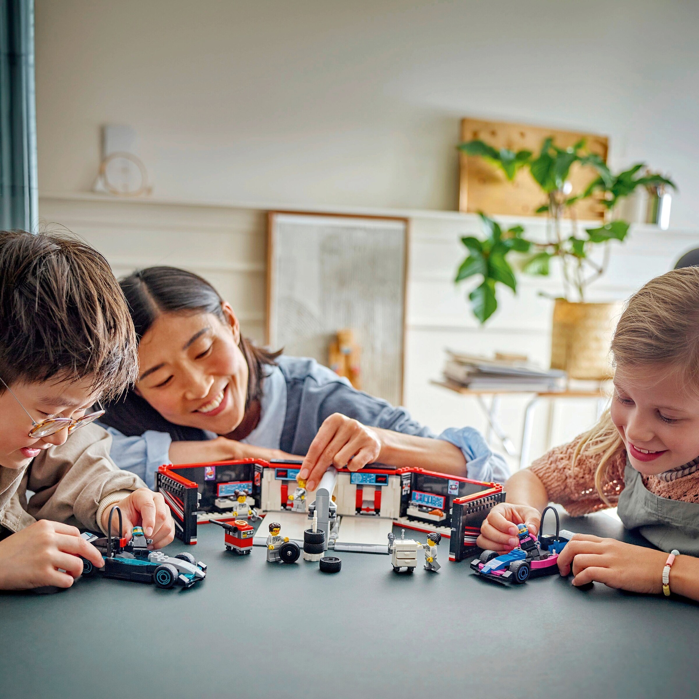 LEGO® - CITY 60444 F1® Garage mit Mercedes-AMG & Alpine Rennautos