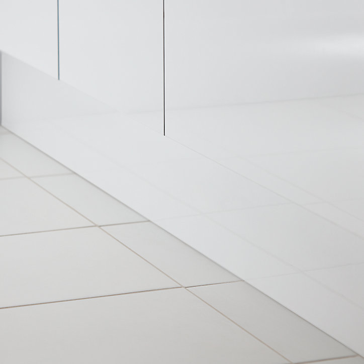 Plinthe de cuisine Goodhome Stevia et Garcinia Blanc H. 15 cm x l. 2.4 m x Ep. 16 mm