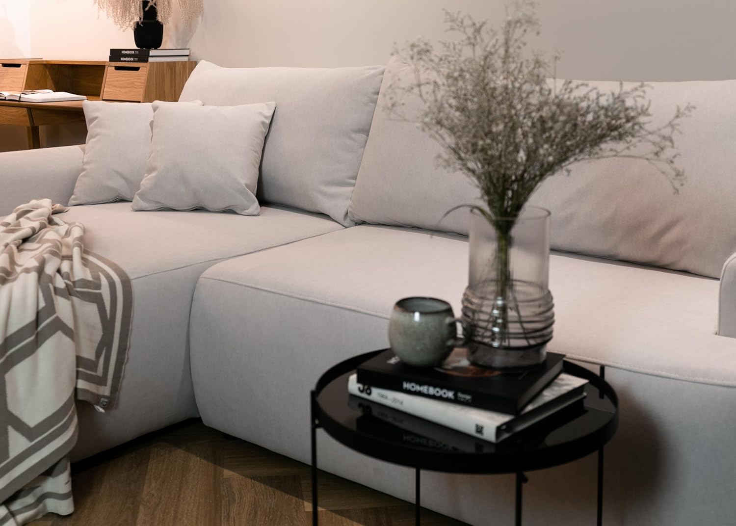 Selsey OVO - Ecksofa mit Schlaffunktion, Bettkasten, Ottomane Links, Easy-Clean-Veloursbezug in Cremeweiß