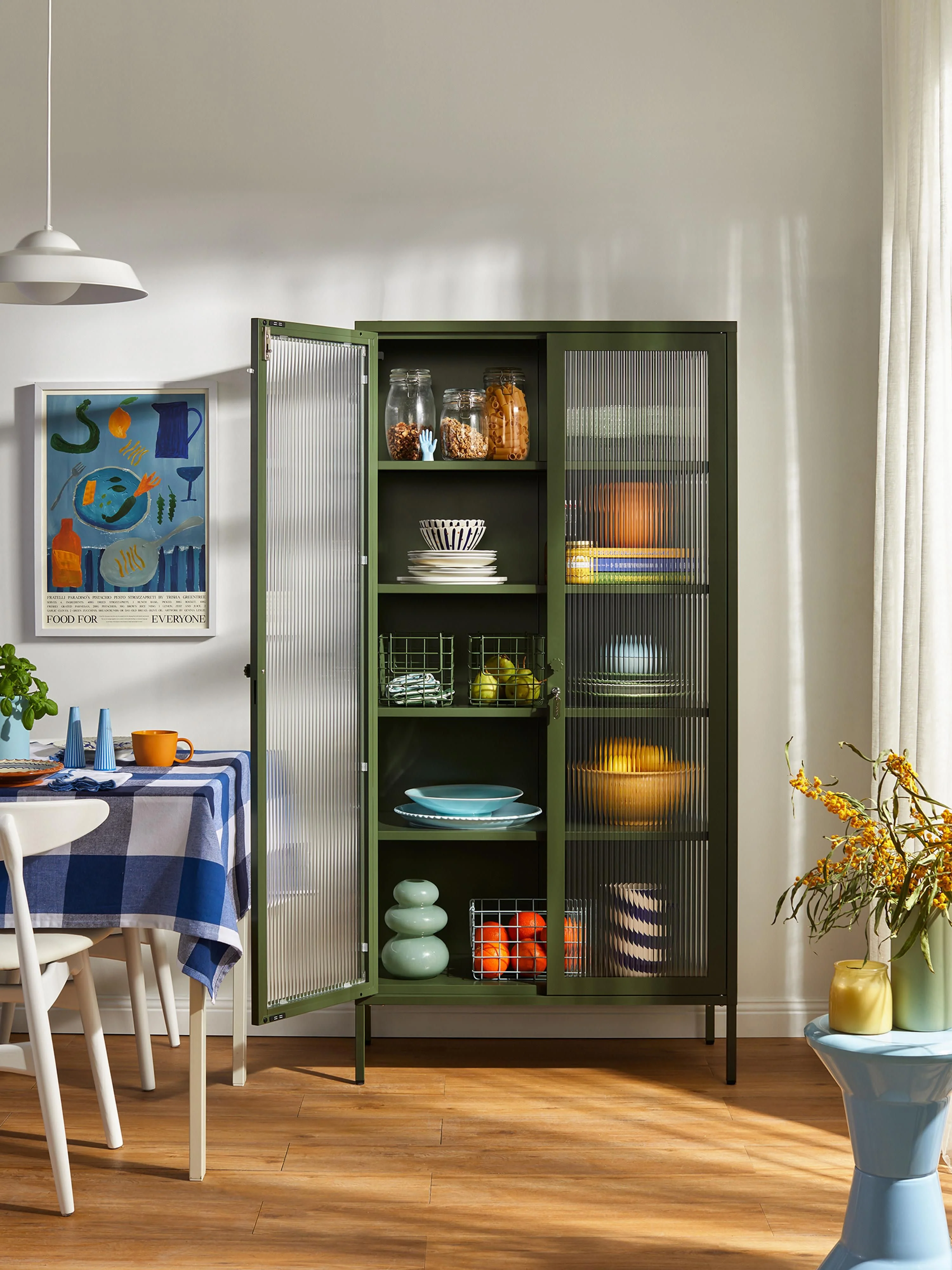 Metalen vitrinekast The Collector met geribbeld glas