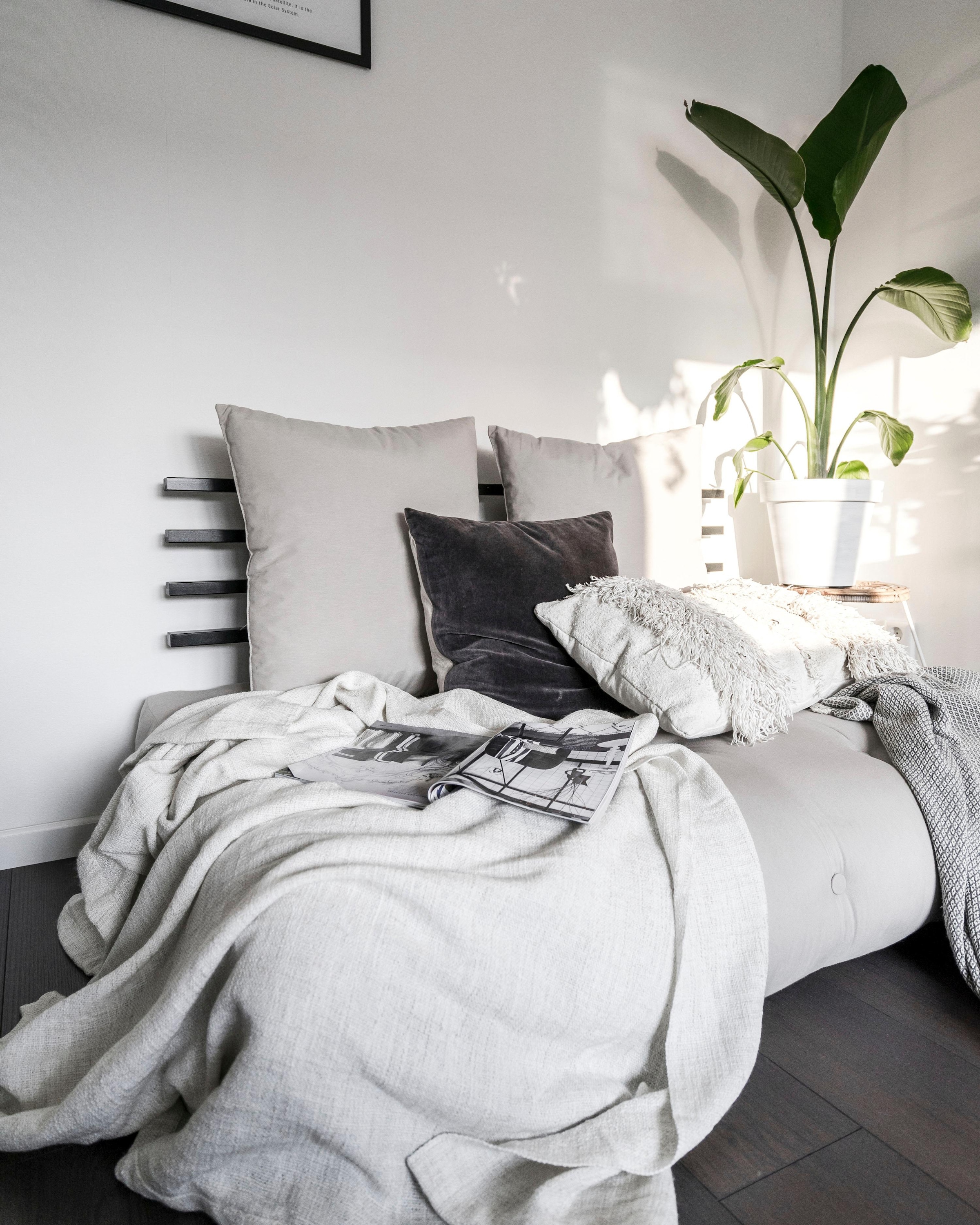 Karup Design Schlafsofa »Shinsano, futonstil, Rückenrahmen und zweiteiligem Kissenset« aus massivem Kiefernholz, faltbarer Matratze, multifunktional, Scandi