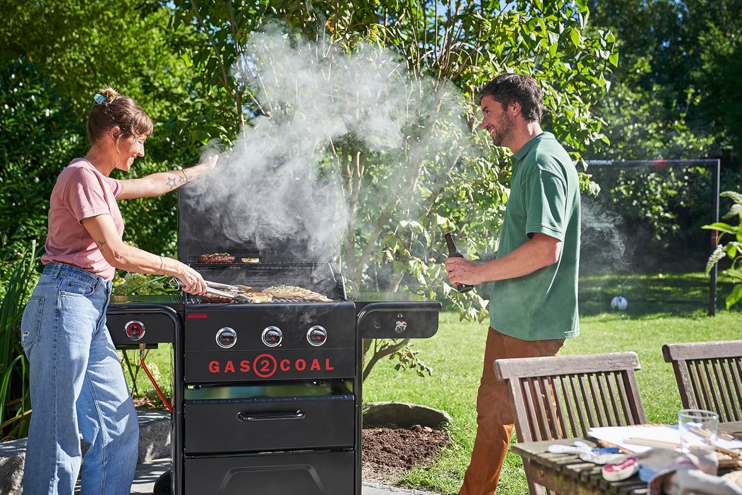 Char-Broil Gas2Coal 2.0 330 Special Edition 3+1-Brenner Hybridgrill, Patentierte Holzkohleschale, 900 °C Sear-Brenner & extra Grillplatte, Schwarz