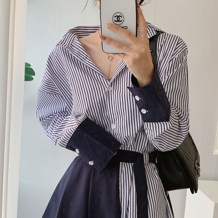 Auboi - Set: Lange mouwen, kraag, gestreepte mini-jurk met losse blouse + effen geplooide mini-overlayrok