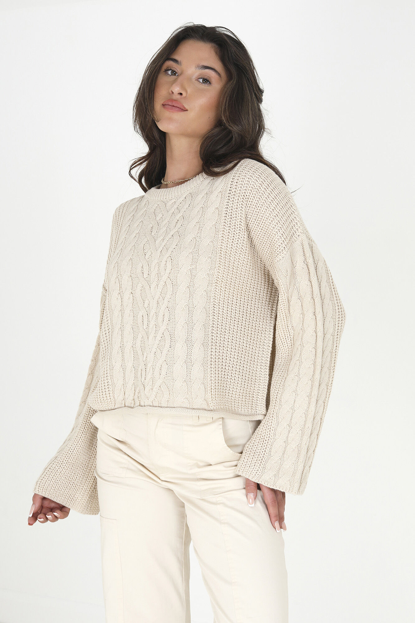 Blusa cropped de malha trançada com mangas largas.