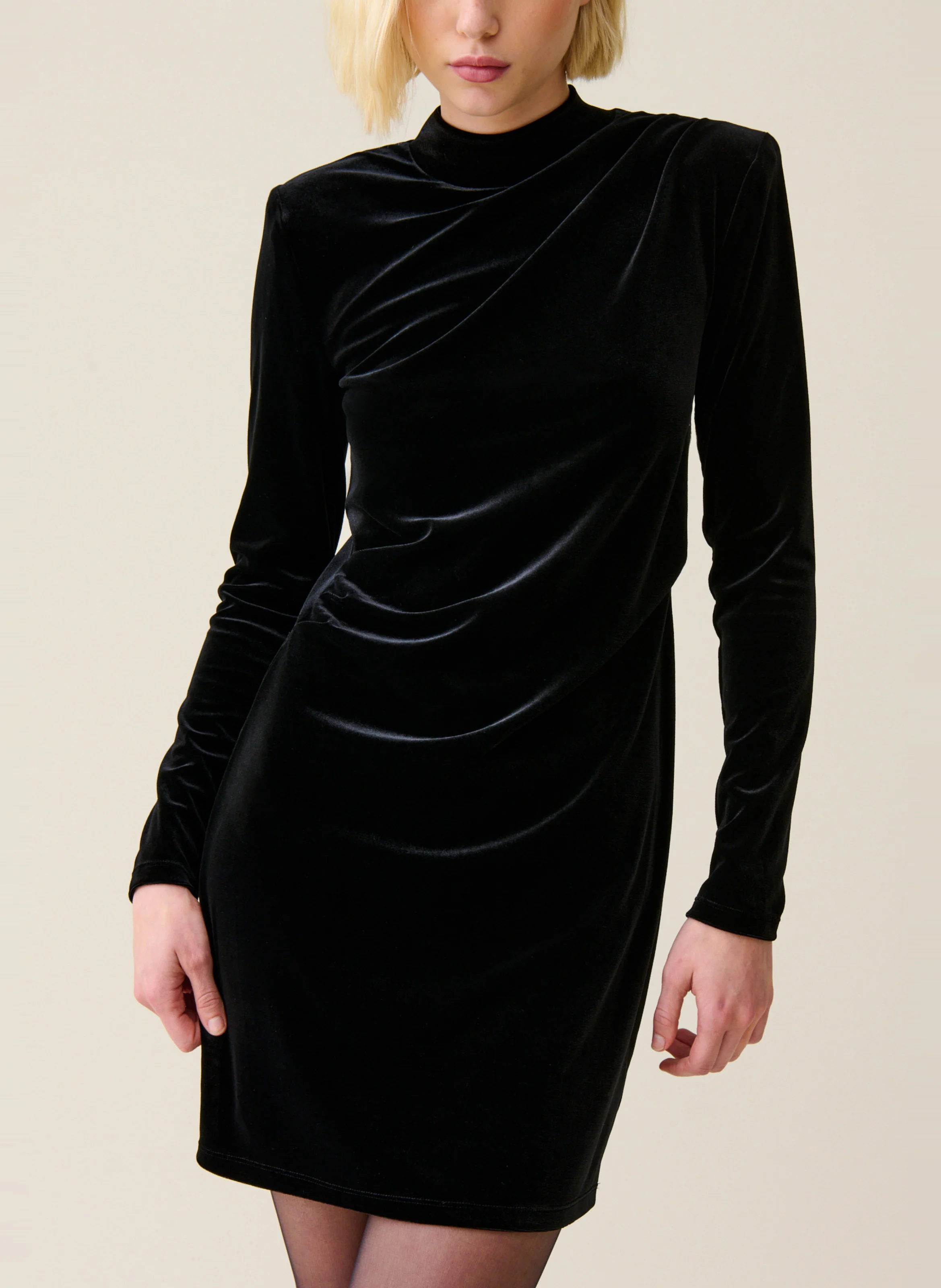 Robe courte cintrée en velours | Noir