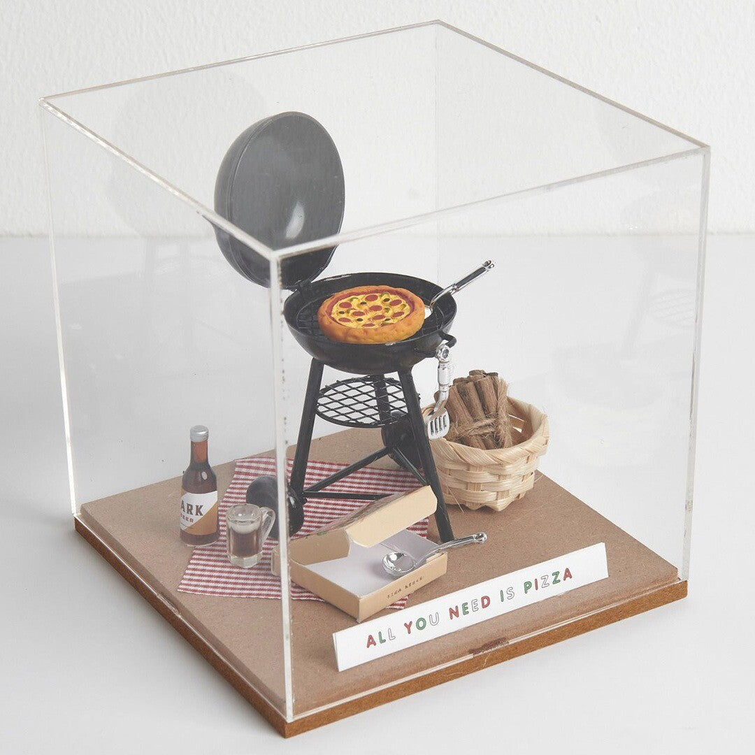 Miniatuur mand met picknickdeken