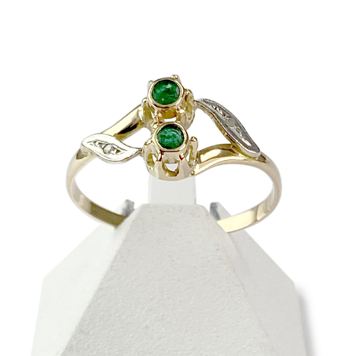 Bague d'occasion or 750 jaune et rhodié émeraudes diamants