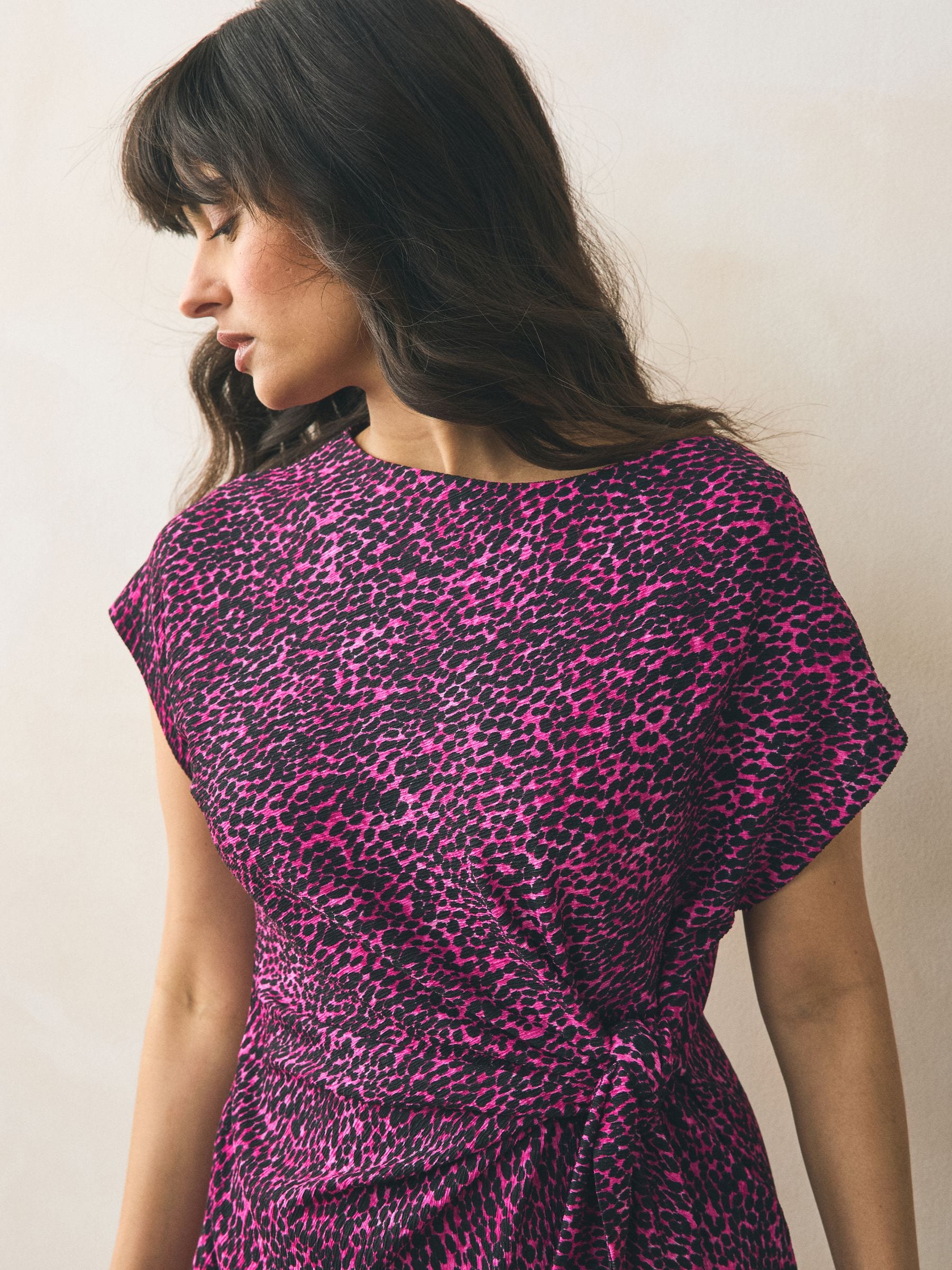 Roze met luipaardprint - Mini-jurk met textuur, gedrapeerde strik aan de voorkant