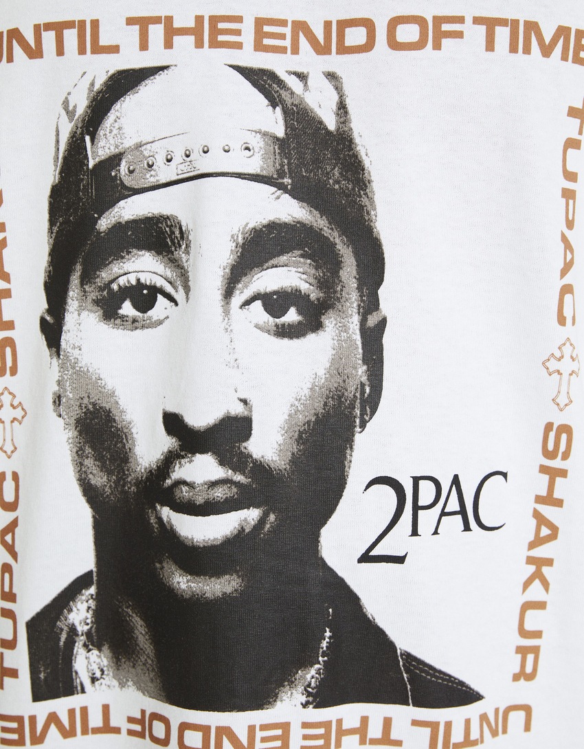 Camiseta de manga curta com estampa do Tupac e modelagem quadrada.