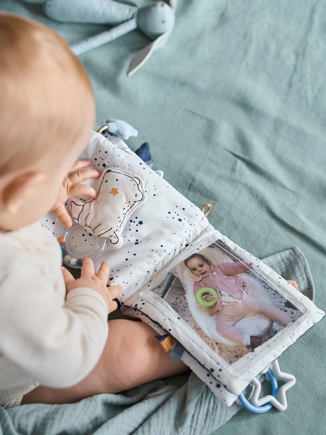 Livro de fotos e estímulos em azul claro, azul escuro liso com motivos.