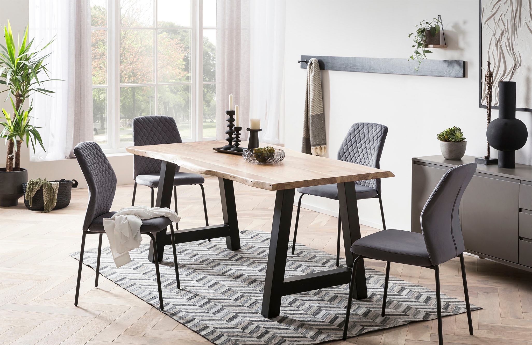 SalesFever 4-Fussstuhl »Esszimmerstuhl mit elegantem Stil« (Set) 2 Stk.2er Set mit eleganter Wabensteppung im Rücken