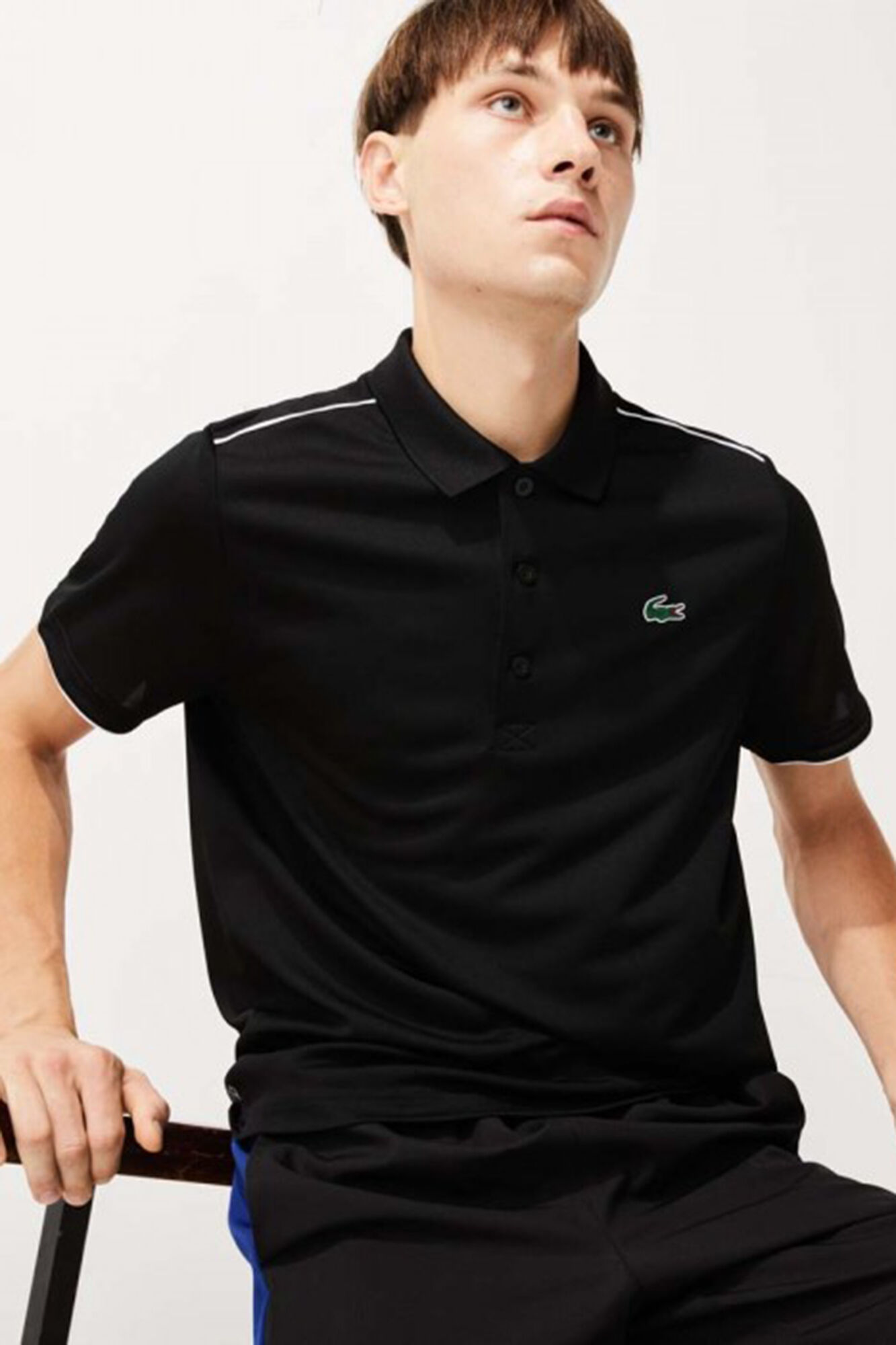 Camisa polo com detalhes contrastantes nos ombros e punhos - Preta