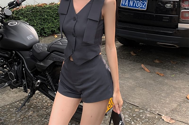 ANORA - Mouwloze, effen crop top met knoopjes / hotpants