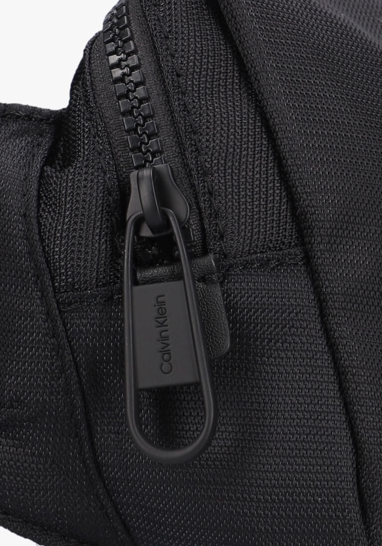 CALVIN KLEIN zwarte calvin klein schoudertas ck must waistbag