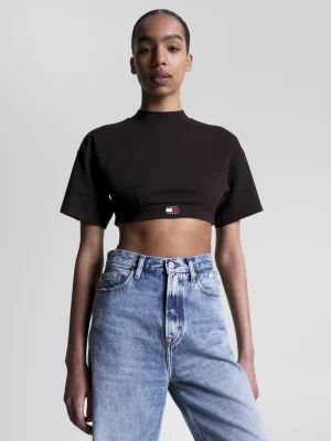 Top cropped de gola alta com distintivo