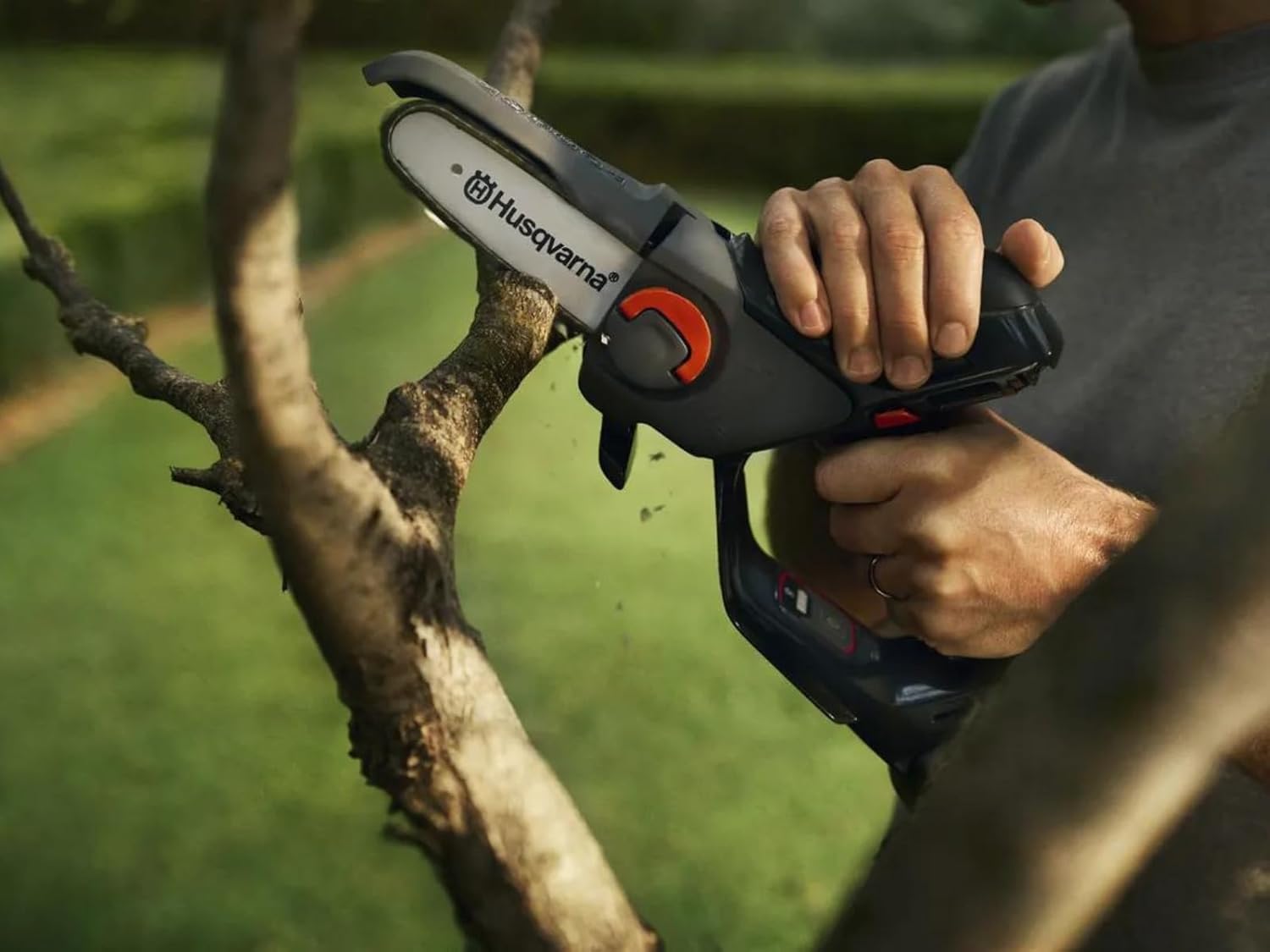 Husqvarna Mini Akku Kettensäge Aspire P5-P4A inkl. Akku und Ladegerät, Hochleistungs Astsäge für Äste bis 75 mm