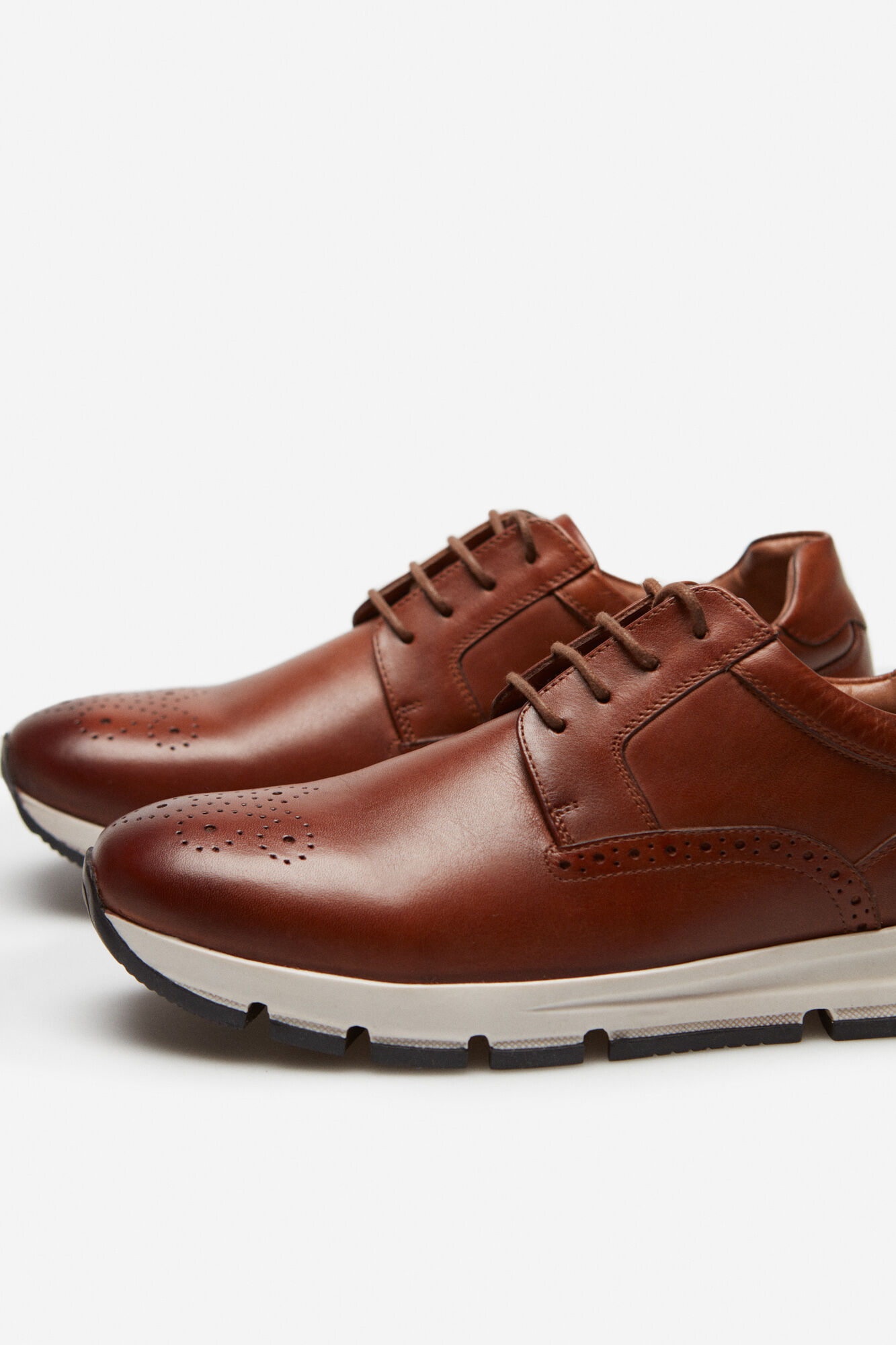 Zapatilla hibrida piel - Camelo