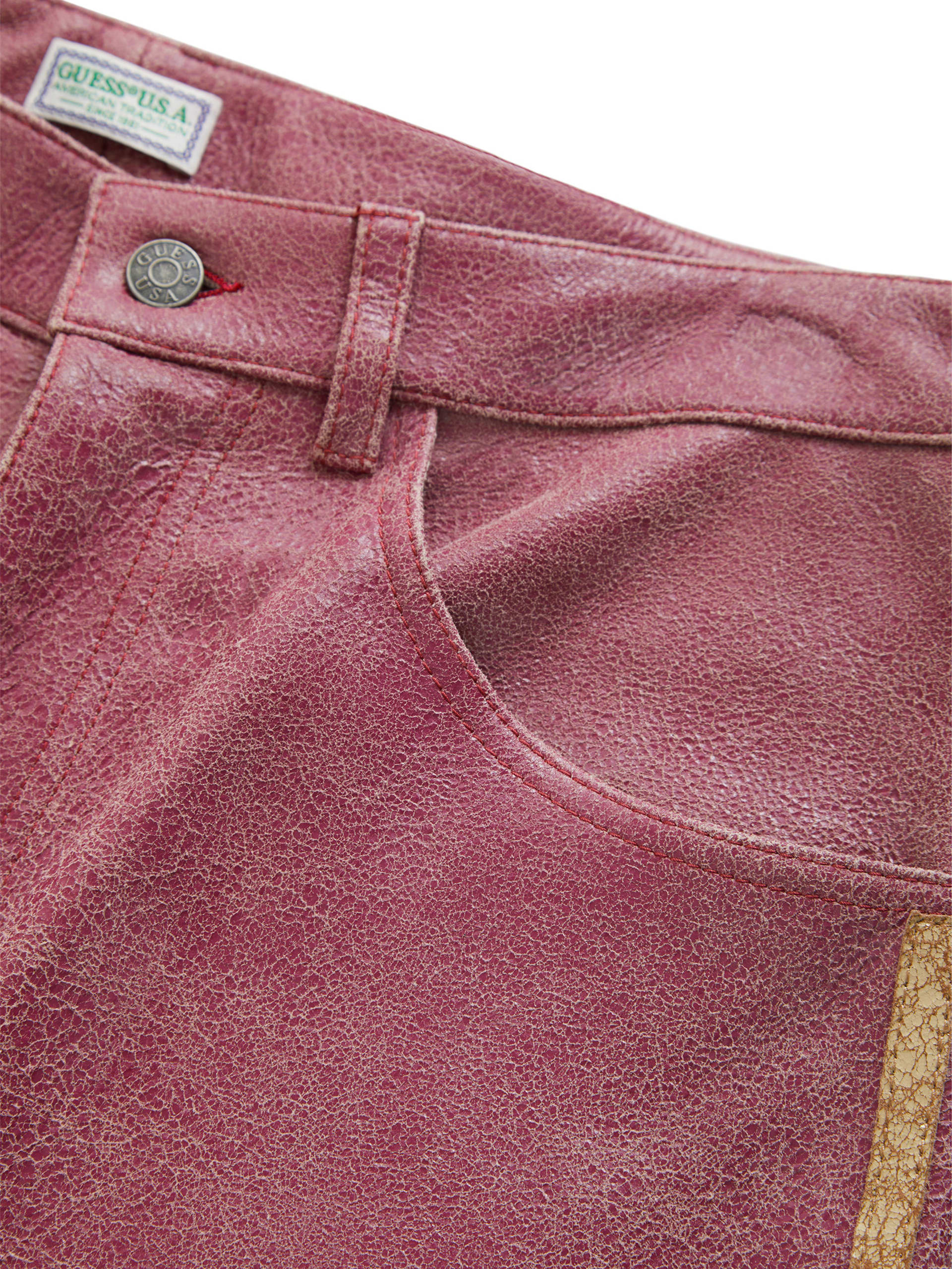 shorts de couro craquelado