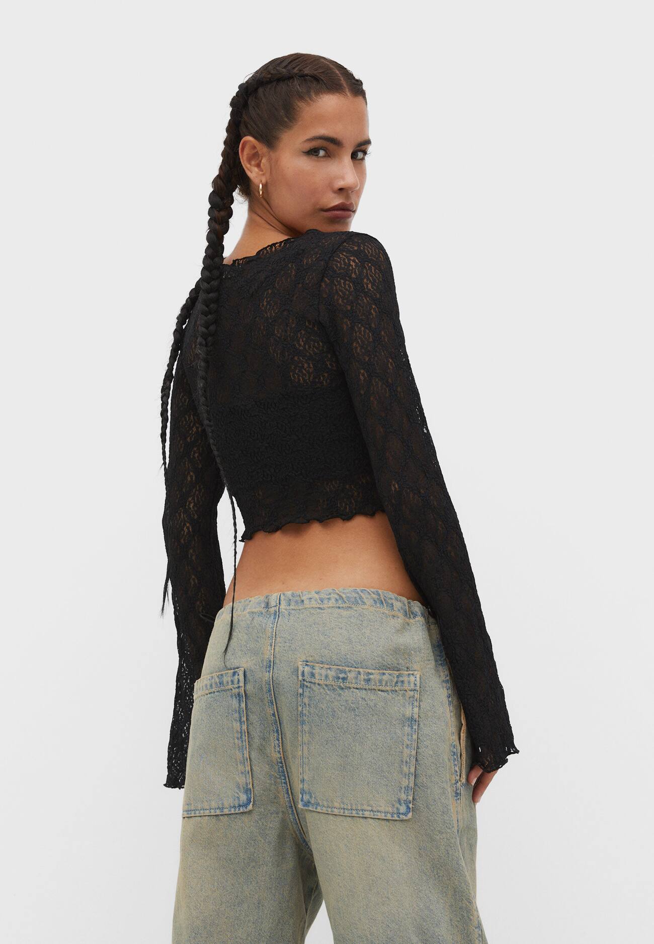 Blusa branca de renda com mangas flare