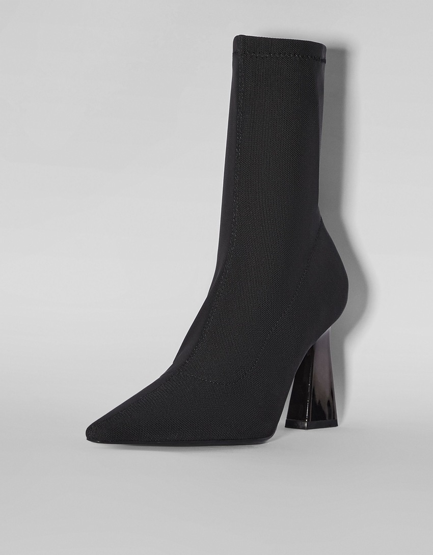 Botas de cano curto ajustadas com salto metálico