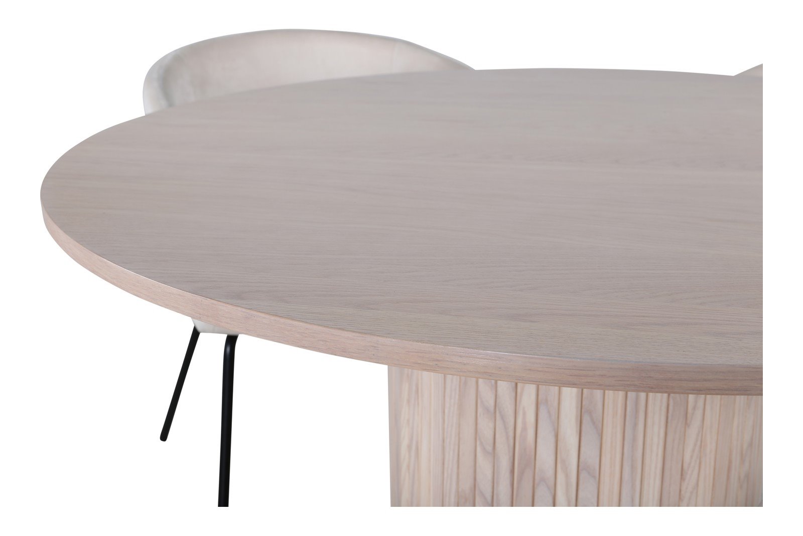 Bianca og Berit Spisegruppe Bianca rundt spisbord ø110 cm i hvitlasert med 4 stk. Berit med arm spisestoler i Beige fløyel og sorte ben.