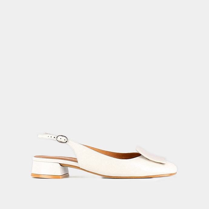 Ballerines slingback à bouts carrés  en vernis plissé écru