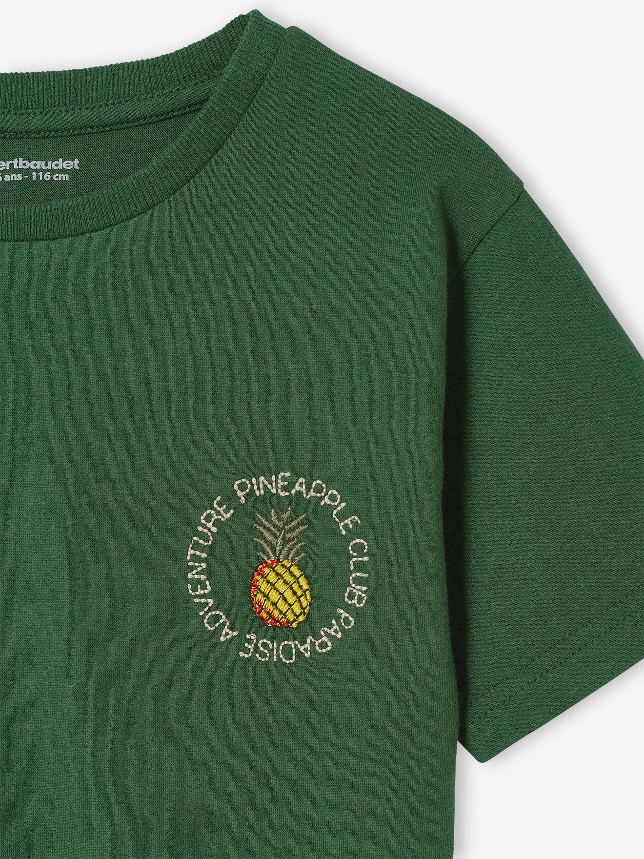 Camiseta verde pinho para meninos com bordado de abacaxi no peito.