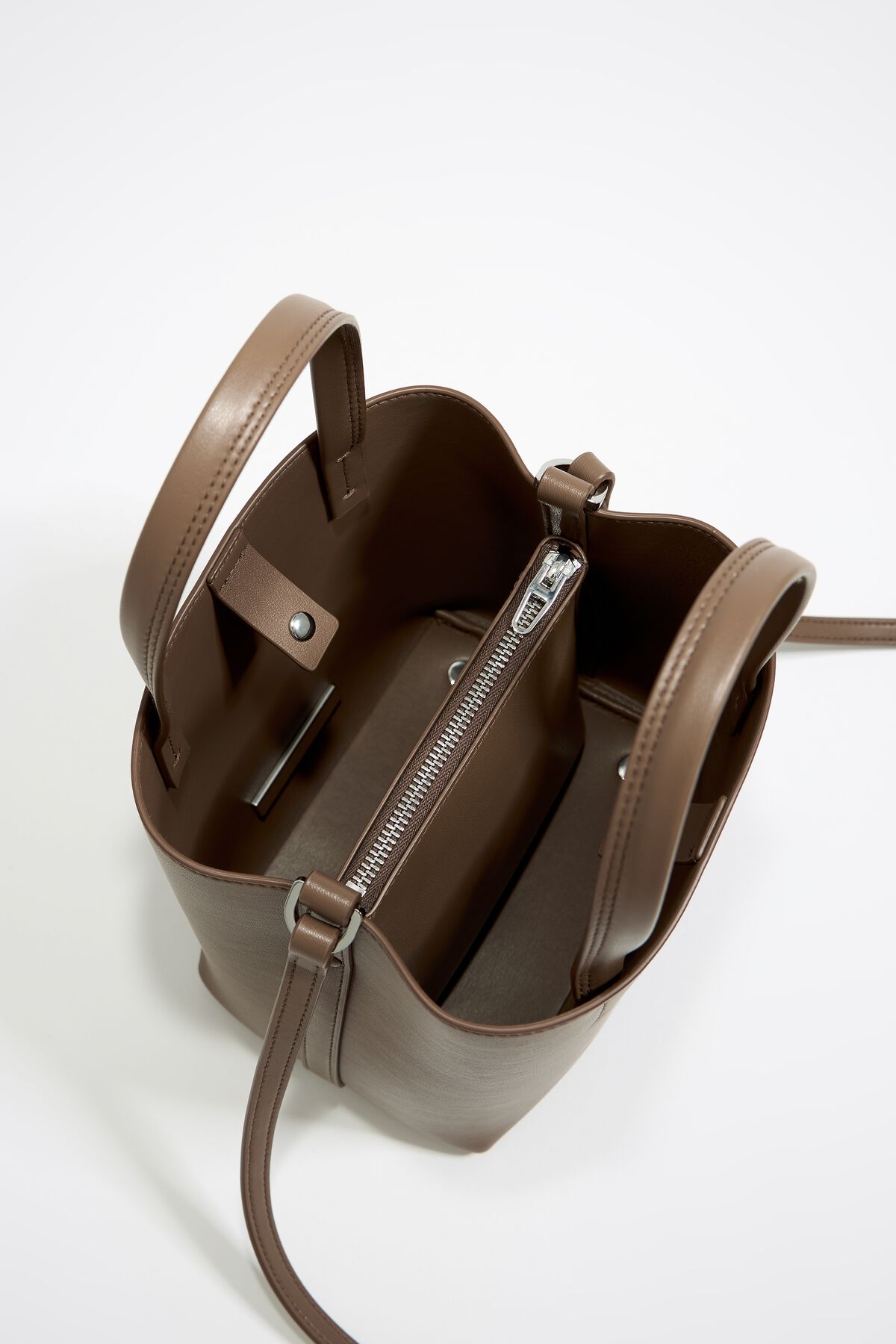 Bolsa pequena Chihuahua em couro taupe escuro.