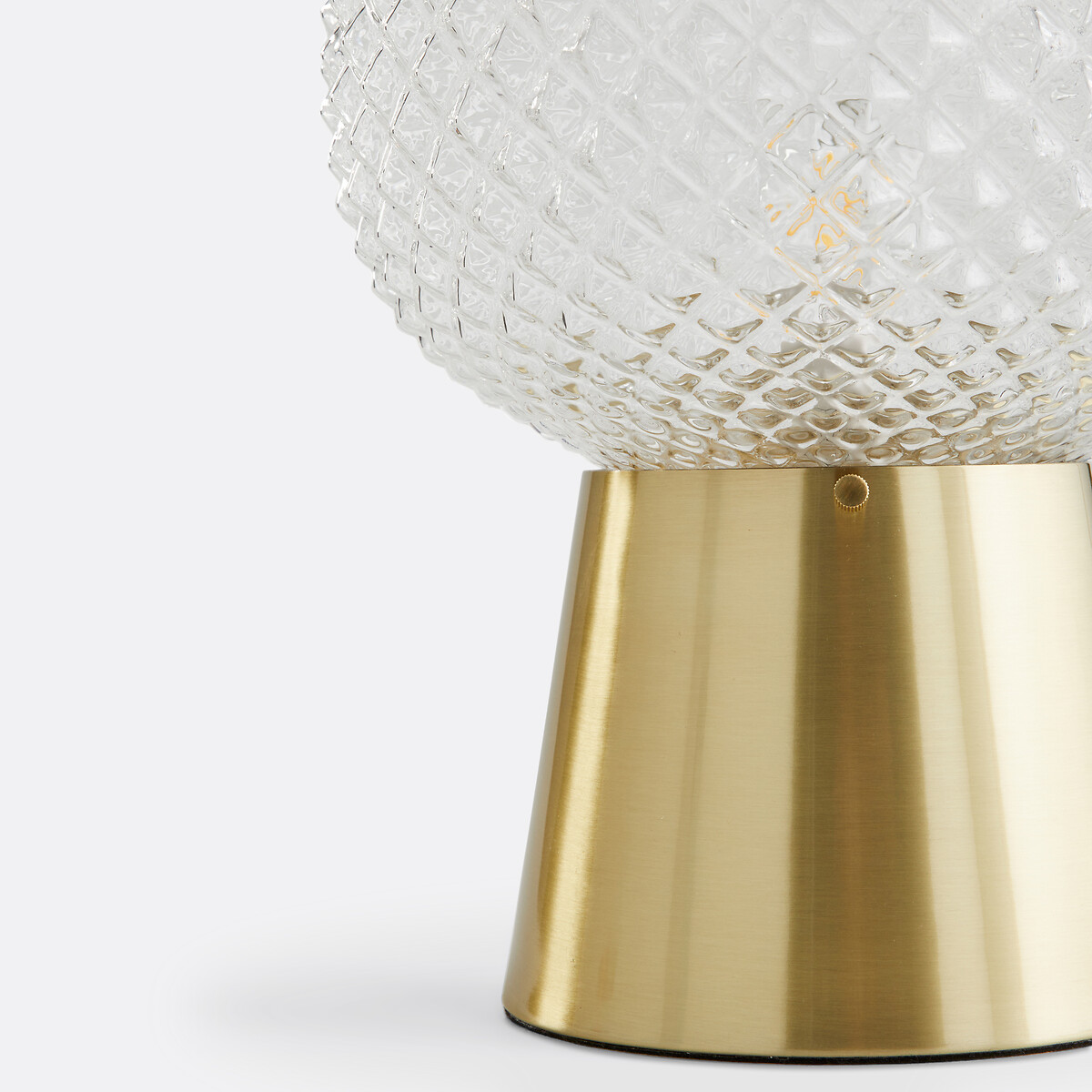 CAMILLE OMERIN X LA REDOUTE INTERIEURS<br>Candeeiro de mesa em vidro cinzelado e latão usado