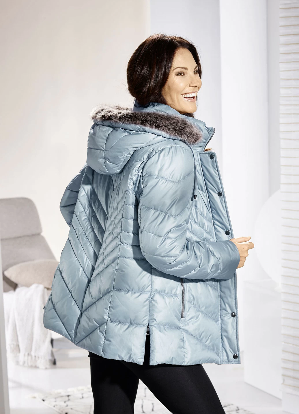 Jacke mit Reißverschluss an den Seitenschlitzen