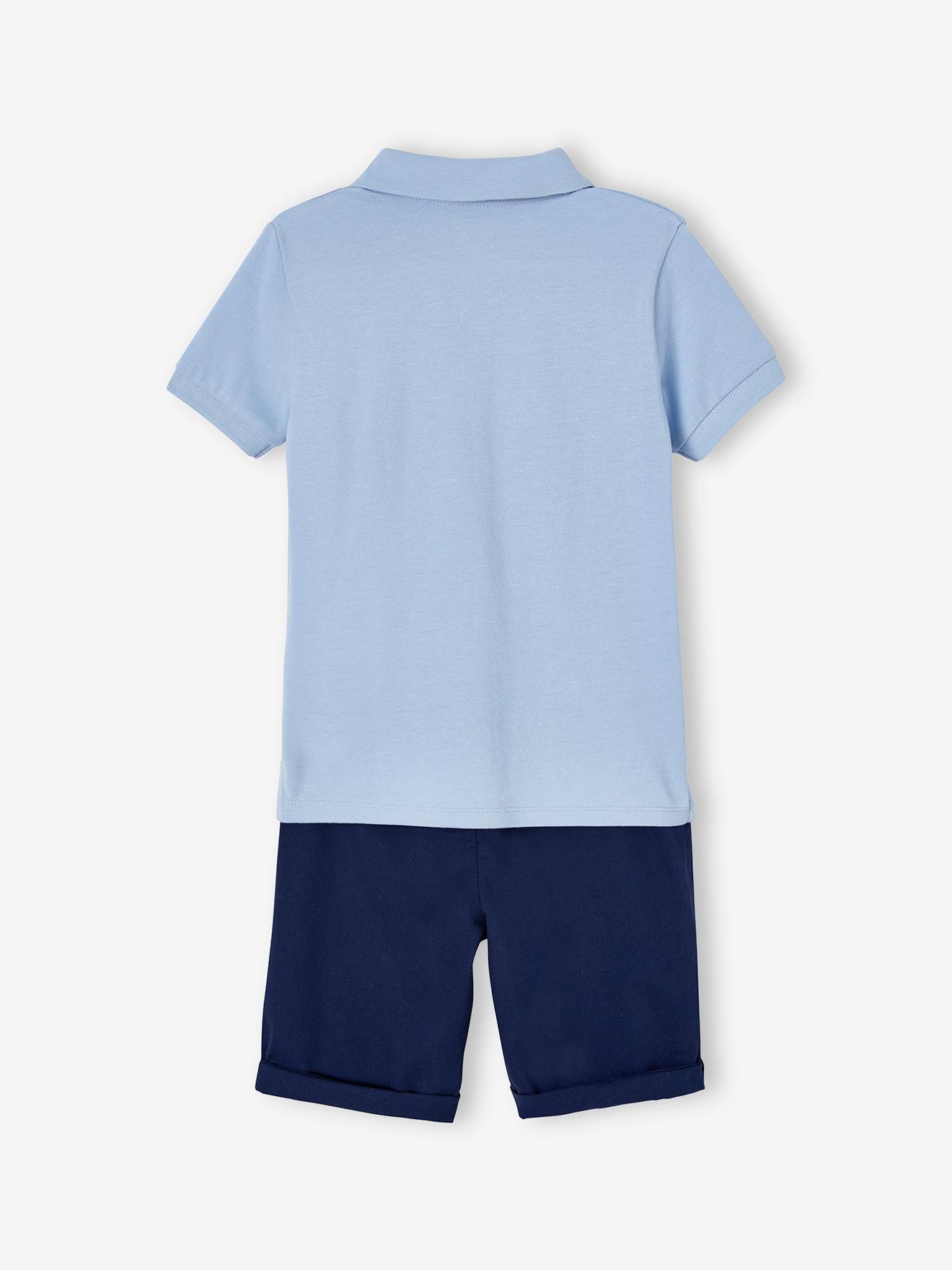 Look do menino: camisa polo de malha piqué e bermuda azul-marinho.