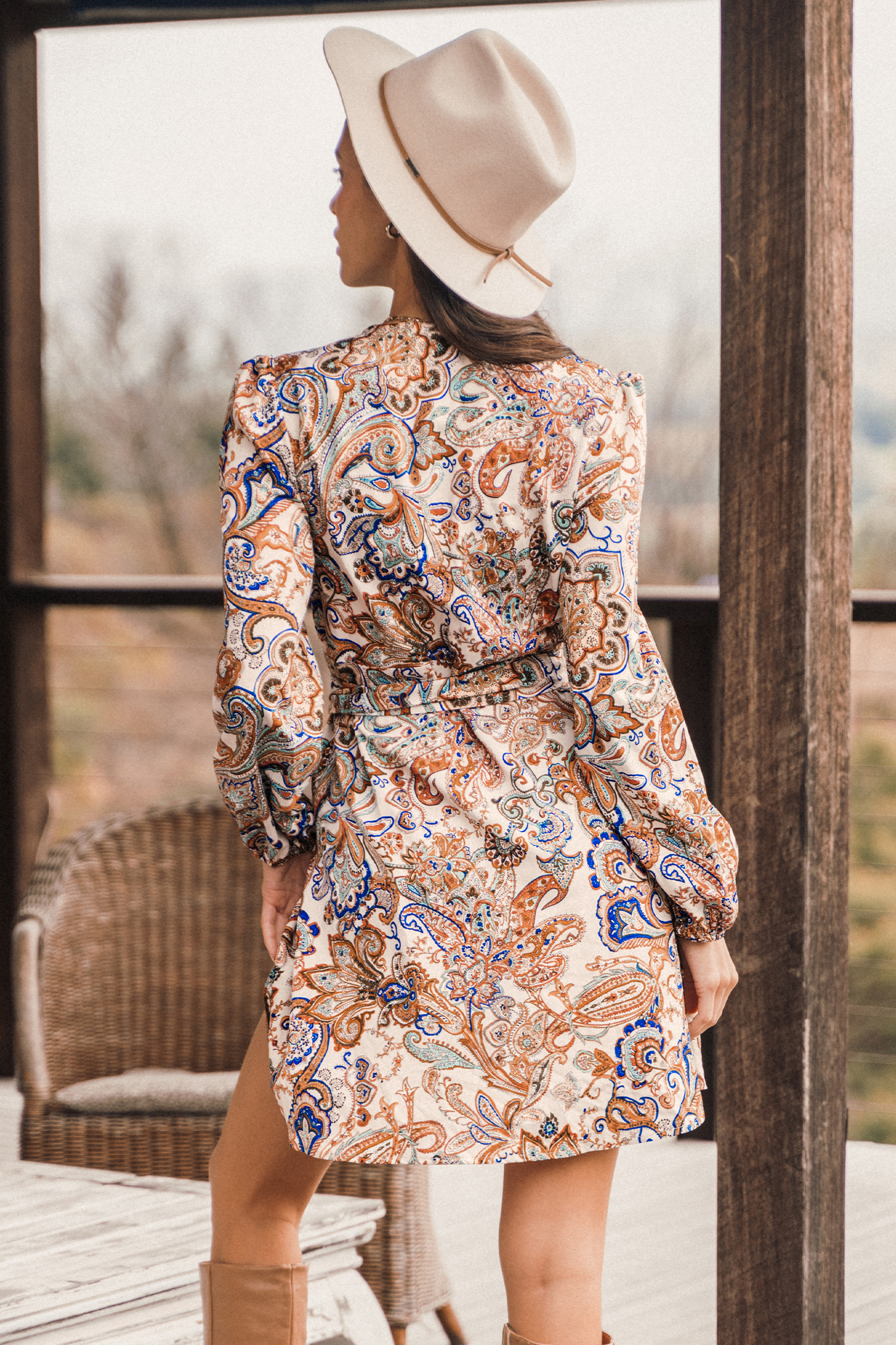 Robe mini à imprimé boho et paisley avec ceinture