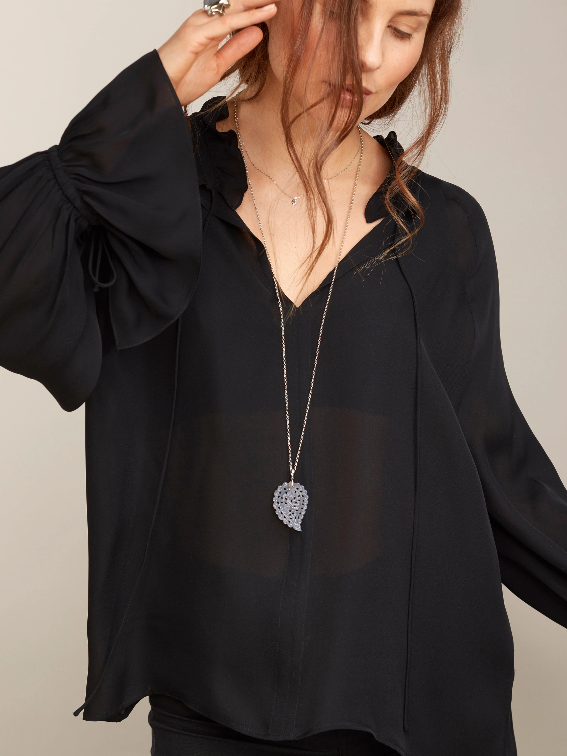 TAMARA COMOLLI Anhänger PENDANT INDIA MEDIUM GREY CHALCEDONY aus 18 Karat Weißgold und grauem Chalcedon