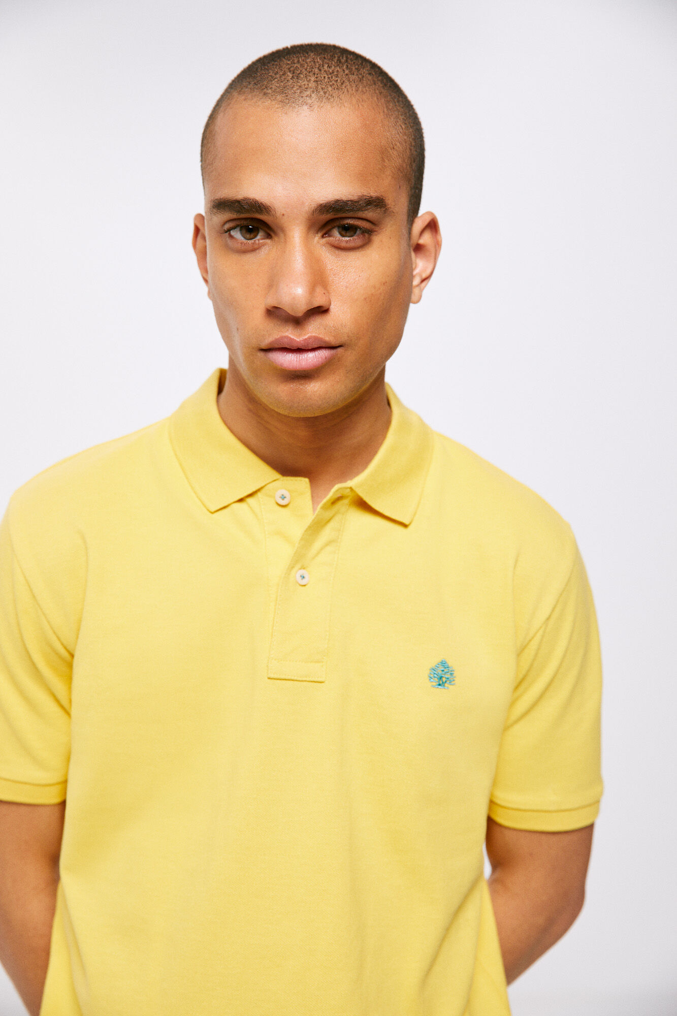 Camisa polo básica em piqué - dourada