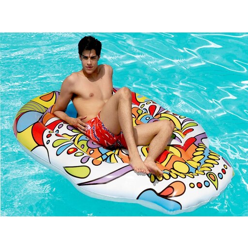 Boia gigante em forma de caveira, feita de PVC multicolorido, com dimensões de 193 x 141 cm.