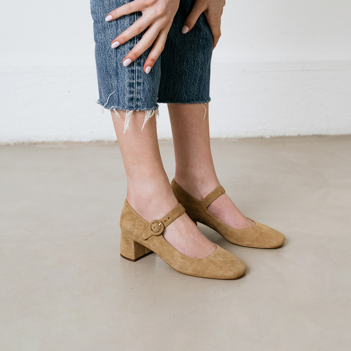 Salomés à talons et bouts carrés  en velours beige