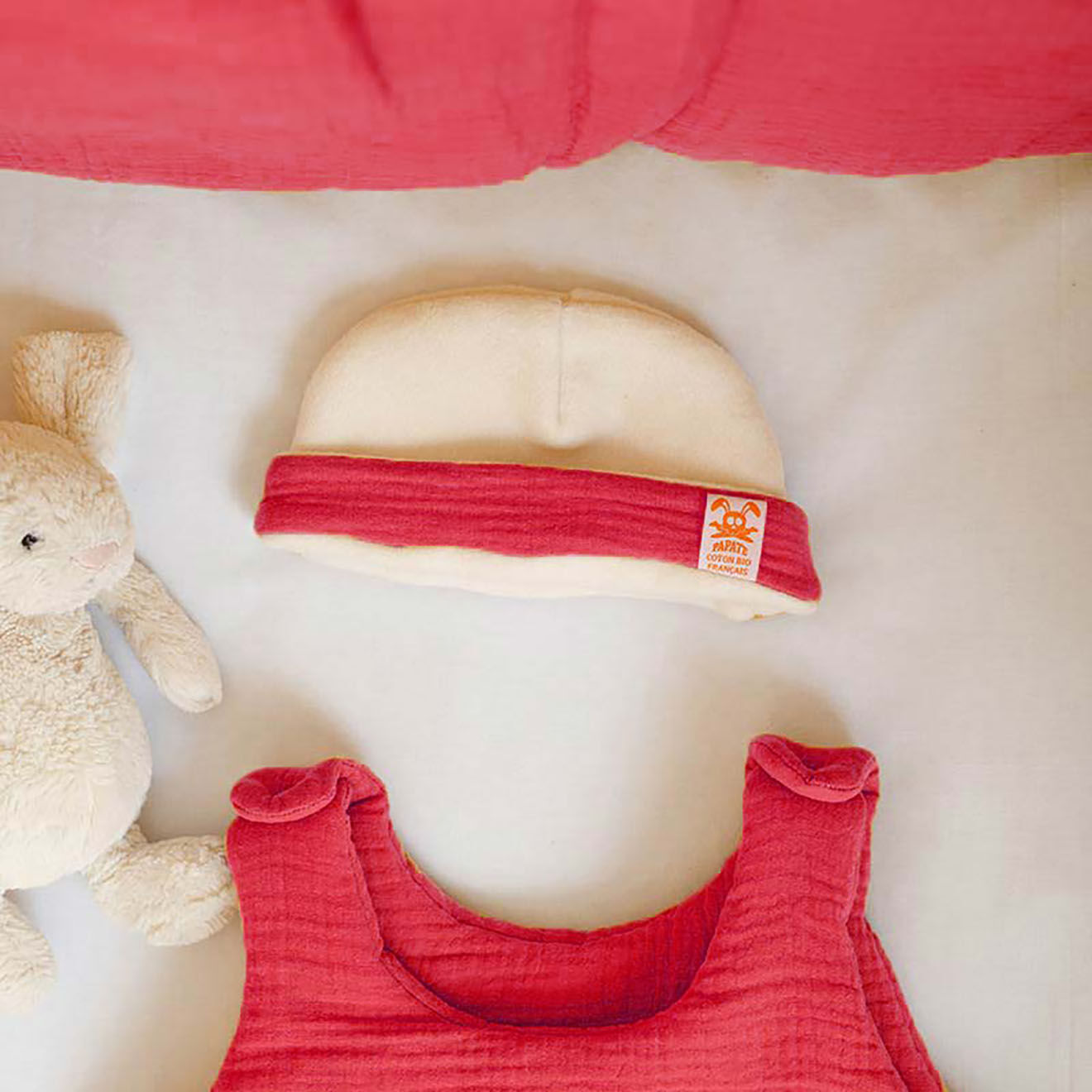 Papate Bonnet de Naissance en Coton Bio blanc/fraise - 20x12 cm