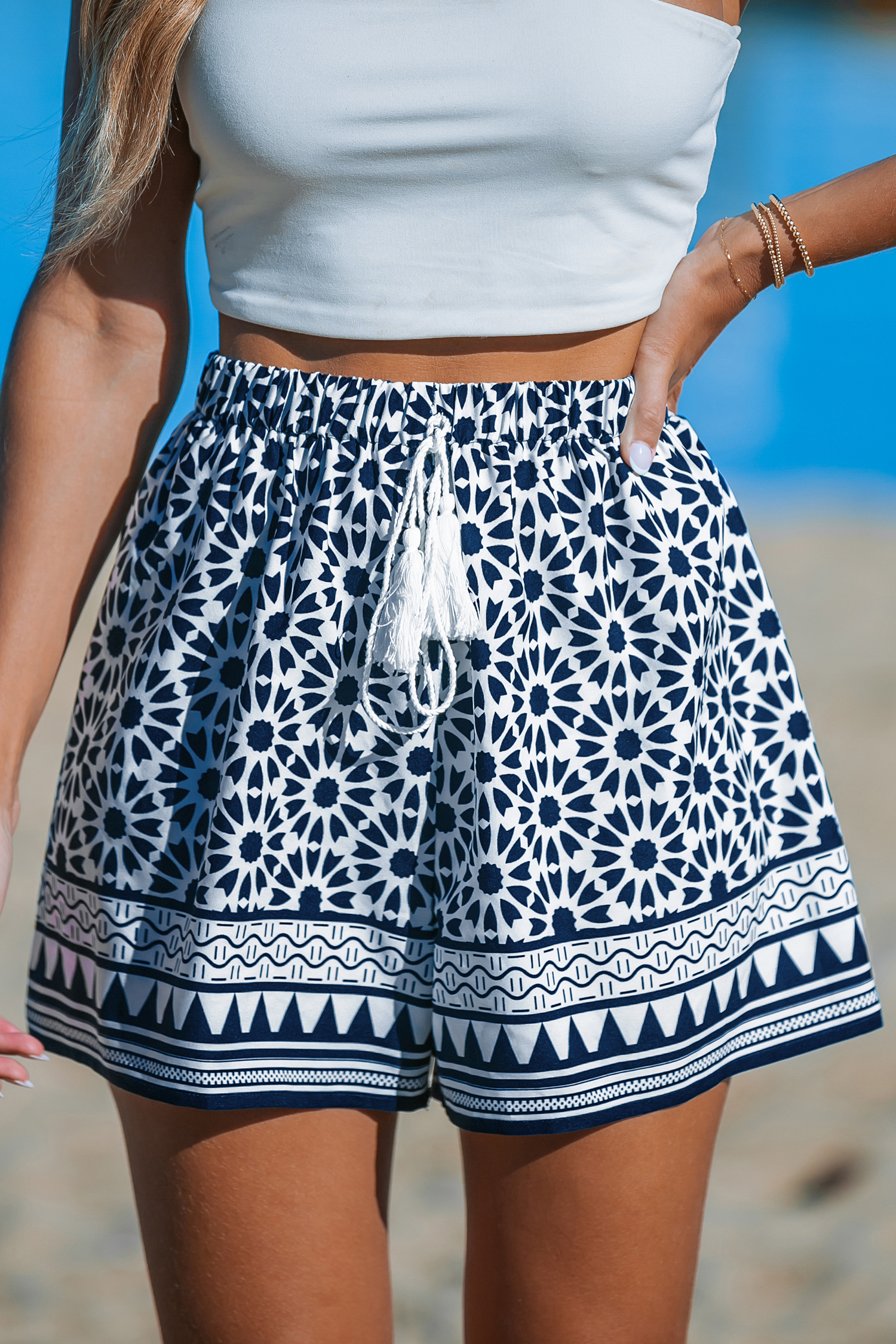 Short à jambes évasées géométriques bleu marine et blanc
