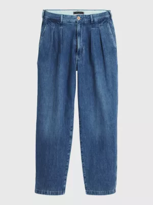 Calça jeans com barra dobrada e estilo descontraído