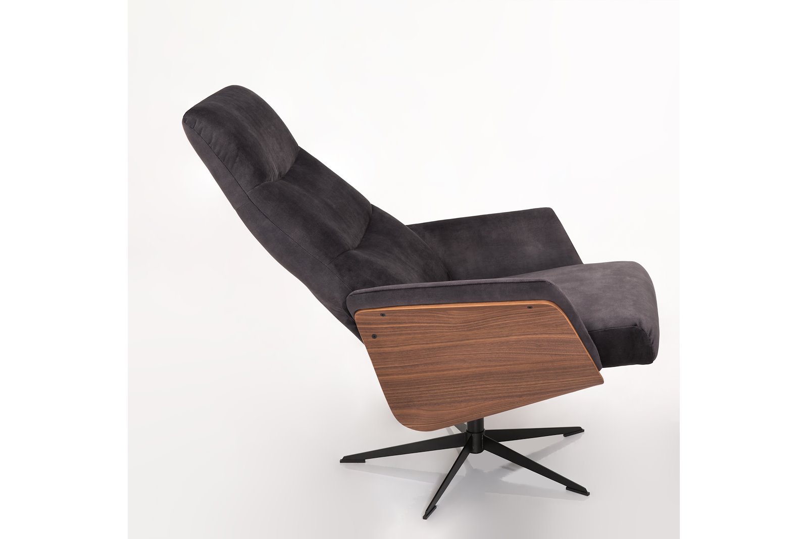Lioni Lenestol Tekstil Adore 3151 Antracite, med trevanger nøtt olje PN03. Orion sokkel i sort krom.