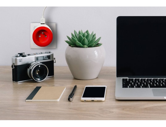 WATT&CO - Chargeur secteur USB intégré - rouge - Câble 3 en 1 fourni