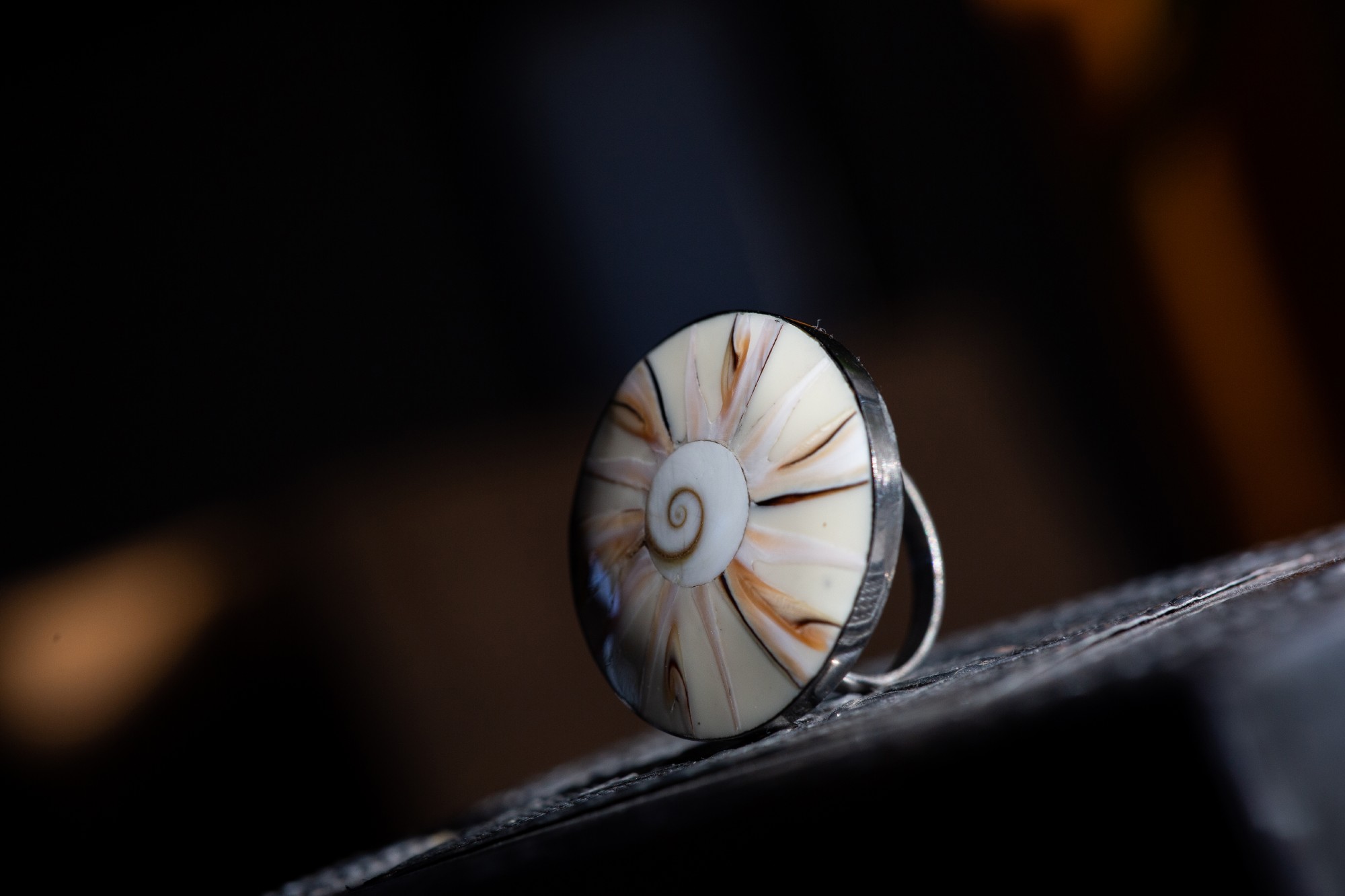Ring 'Muschelspirale', hell, Edelstahl und Muschelharze günstig bestellen