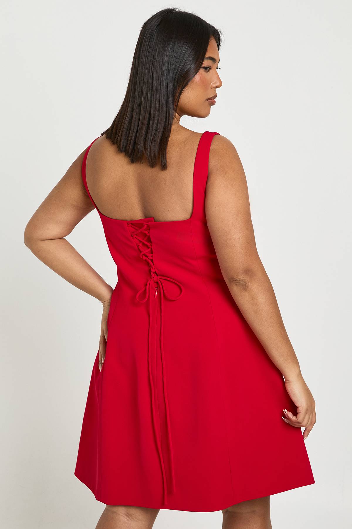 boohoo Robe Mini Ajustée à Bretelles avec Corsage 3D Grande Taille